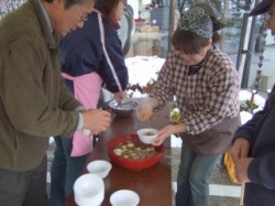 小気味よく手切りされるあつあつの餅