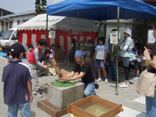 よもぎ餅つき