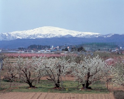 春の月山（西川町）